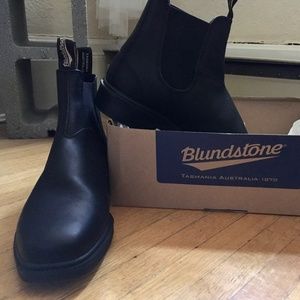 BLUNDSTONES- Men’s US 10.5, All Black